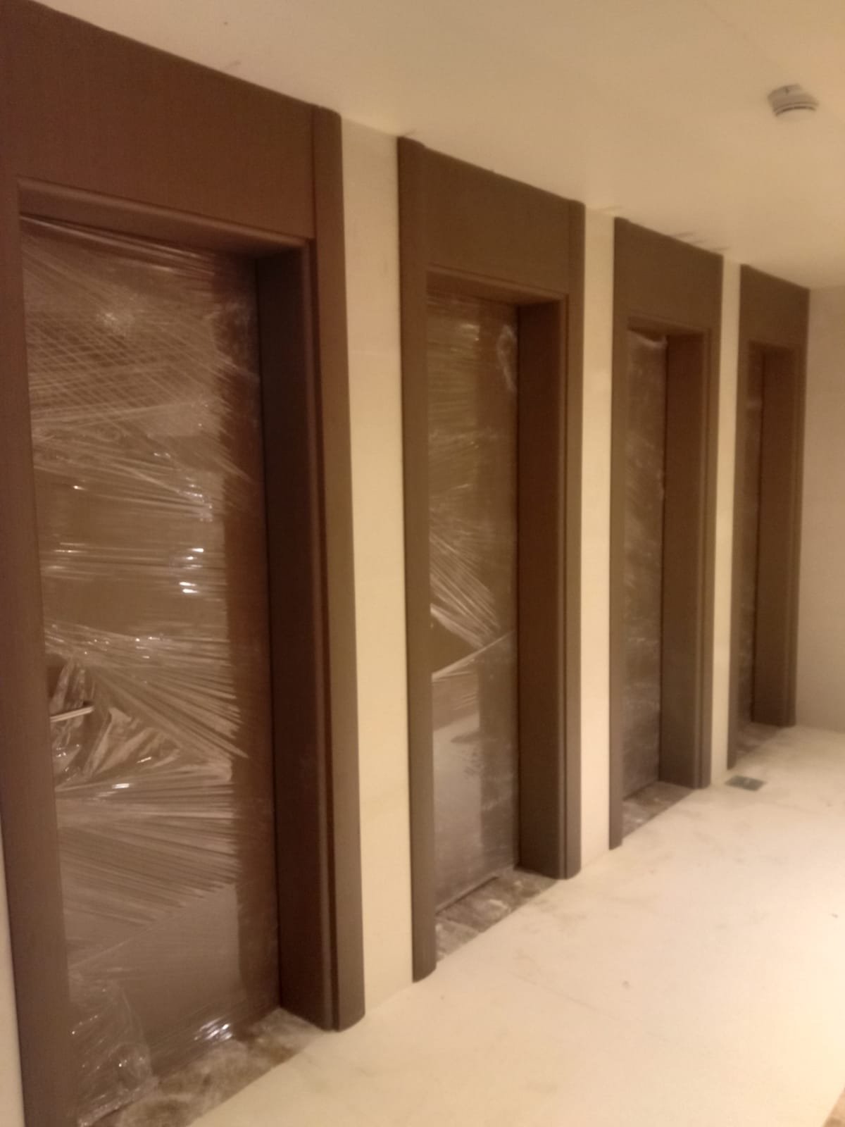 بانوهات جدارية خشبية ودهانات ديكورية